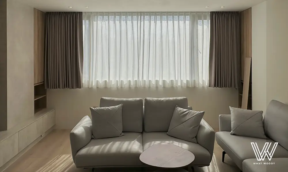 常見的一布一紗窗簾盒通常需要至少15cm以上的深度，才能容納雙層軌道與布料的自然堆疊