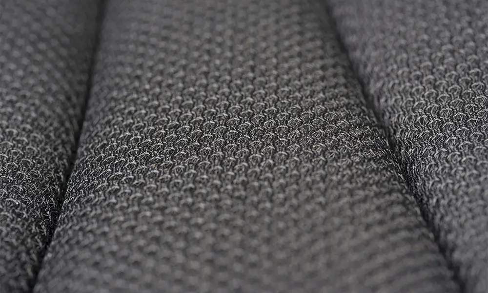 聚酯纖維polyester，簡稱Poly，又稱為滌倫，是一種常見的合成纖維。