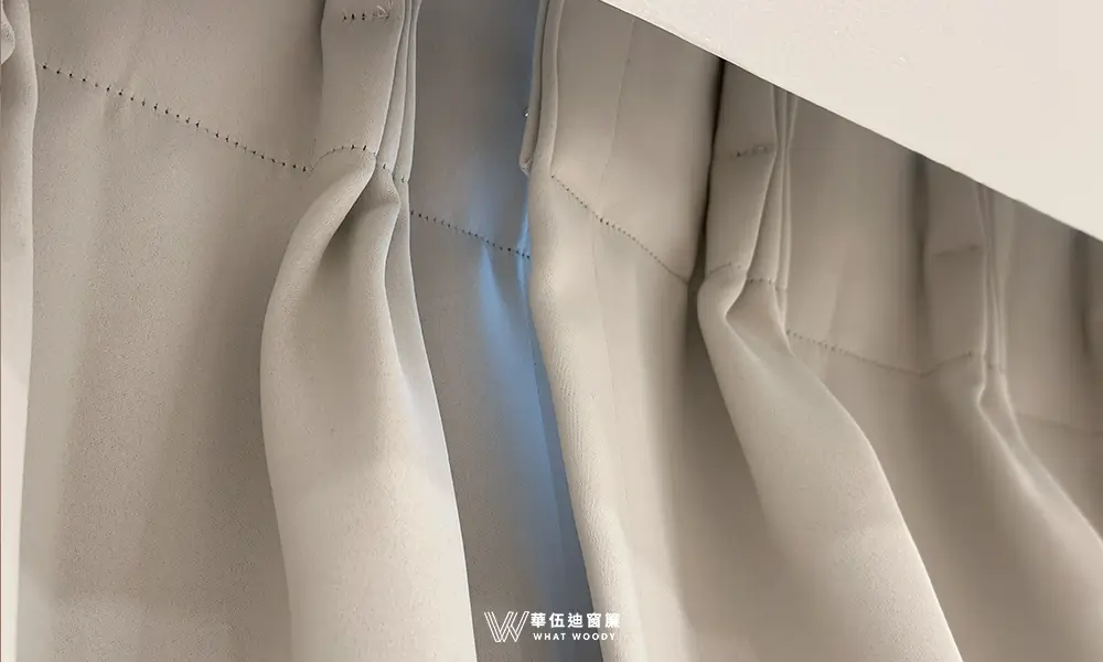 左右臂讓一側的布簾微微延伸到另一側的後面，兩者有一定的重疊區域