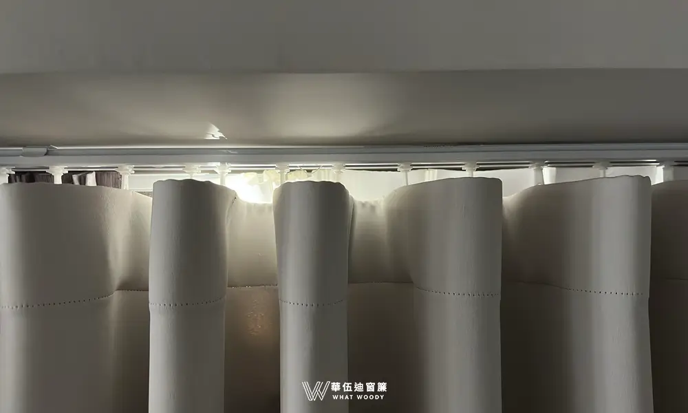 蛇型簾軌道與布料之間，會留有一道細縫，光線就可能從這些縫隙中滲入
