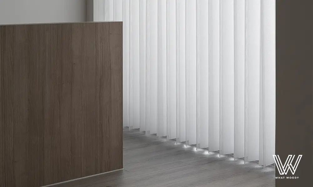 直立柔紗簾能在保持整片俐落視覺的同時兼顧靈活調整光線與隱私，是一個很好的替代方案